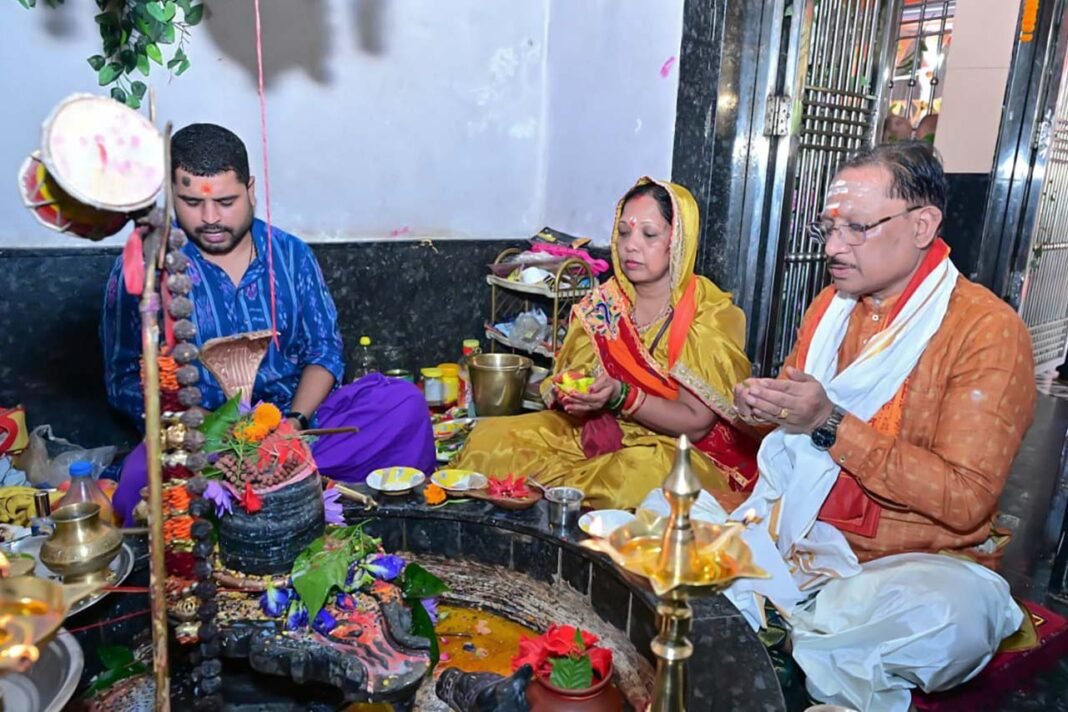 रायपुर : मुख्यमंत्री विष्णुदेव साय ने सावन सोमवार और नागपंचमी पर फलेश्वरनाथ महादेव की पूजा-अर्चना की