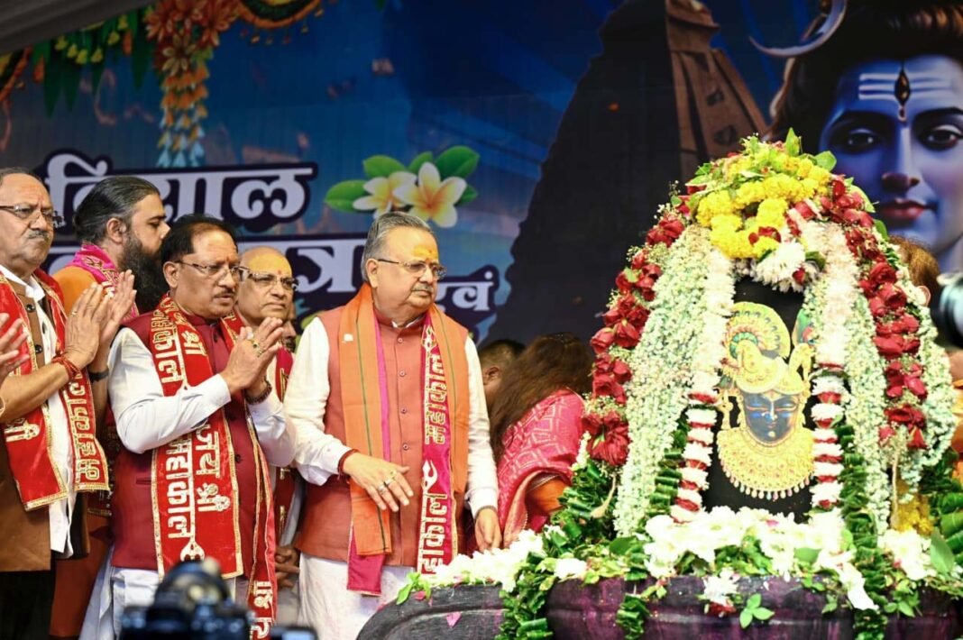 रायपुर : मुख्यमंत्री विष्णु देव साय ने भगवान शिव का रुद्राभिषेक कर प्रदेशवासियों के सुख-समृद्धि और खुशहाली की कामना की