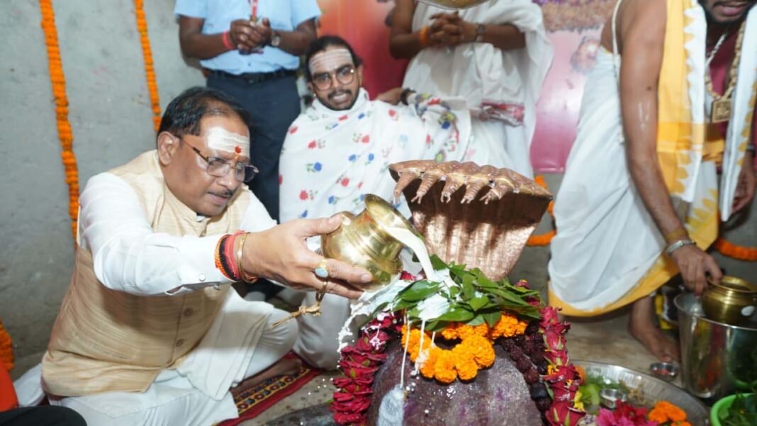 रायपुर : मुख्यमंत्री विष्णुदेव साय ने बाबा कर्मेश्वर का किया रुद्राभिषेक, प्रदेशवासियों की सुख-समृद्धि और खुशहाली की कामना की