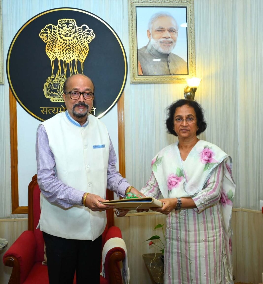 रायपुर : राज्यपाल डेका को लोक सेवा आयोग की अध्यक्ष सुश्री शांडिल्य ने वार्षिक प्रतिवेदन सौंपा