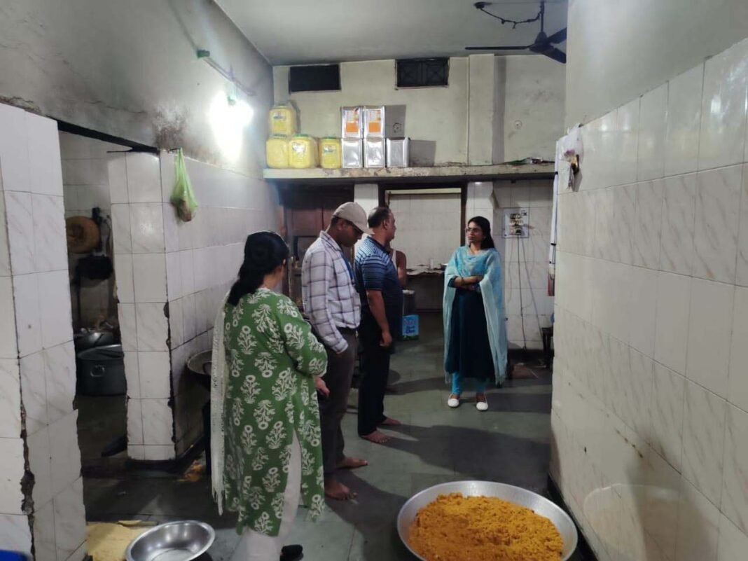 रायपुर : ‘बने खाबो-बने रहिबो 2.0’ अभियान के प्रथम दिवस प्रदेशभर में व्यापक कार्रवाई त्यौहारी सीजन में मिलावटखोरी एवं असुरक्षित खाद्य पदार्थों के विरुद्ध खाद्य एवं औषधि प्रशासन की सख्ती