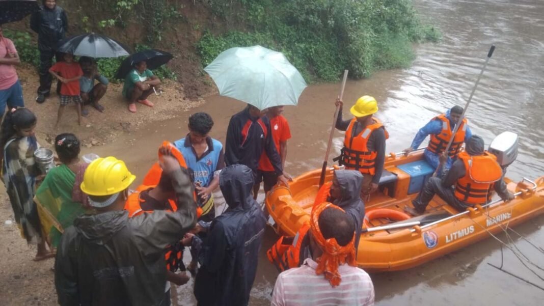 रायपुर : चिंतावागु नदी बनी चुनौती तो नगर सेना बनी सहारा, बोट से ग्रामीणों को सुरक्षित कराया पार