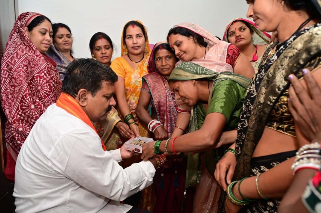 रायपुर : बिहान की दीदियों ने उपमुख्यमंत्री विजय शर्मा को राखी बांधकर दी बधाई, साझा किए गुजरात भ्रमण के अनुभव