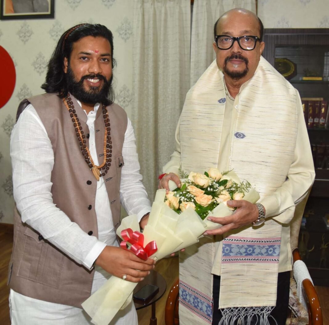 रायपुर : राज्यपाल डेका से कौशल विकास, तकनीकी शिक्षा एवं रोजगार, अनुसूचित जाति विकास विभाग के मंत्री गुरु खुशवंत साहेब ने सौजन्य भेंट की