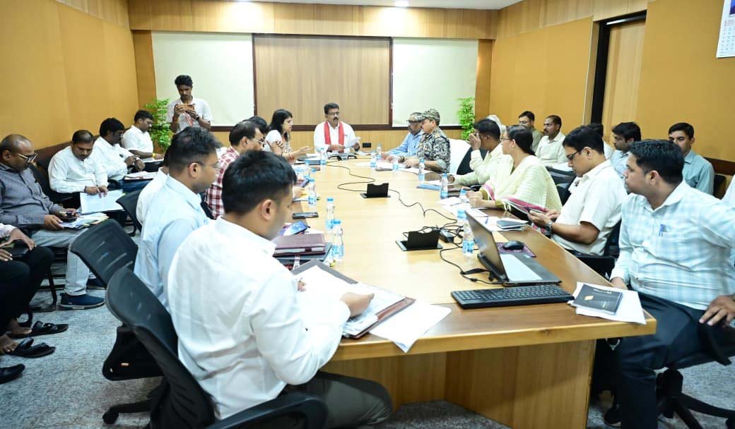 रायपुर : उप मुख्यमंत्री विजय शर्मा ने पुनर्वास एवं नक्सल प्रभावित परिवारों के लिए संचालित योजनाओं की समीक्षा की