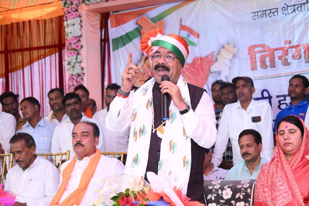 रायपुर : उप मुख्यमंत्री अरुण साव ने स्वतंत्रता सेनानियों को किया नमन, तिरंगा यात्रा में विकसित और आत्मनिर्भर भारत बनाने का संकल्प