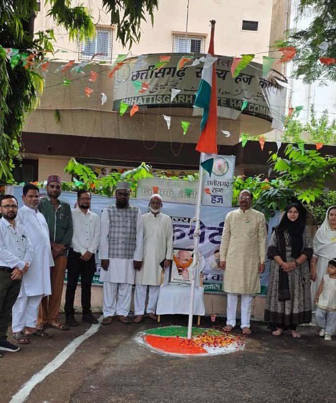 रायपुर : छत्तीसगढ़ राज्य हज कमेटी कार्यालय में चेयरमेन मिर्ज़ा एजाज़ बेग ने किया ध्वजारोहण