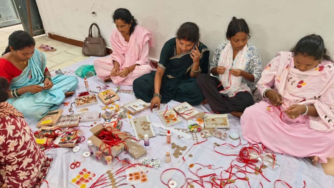 रायपुर : स्थानीय संसाधन और महिलाओं के कौशल से बन रही आकर्षक राखी