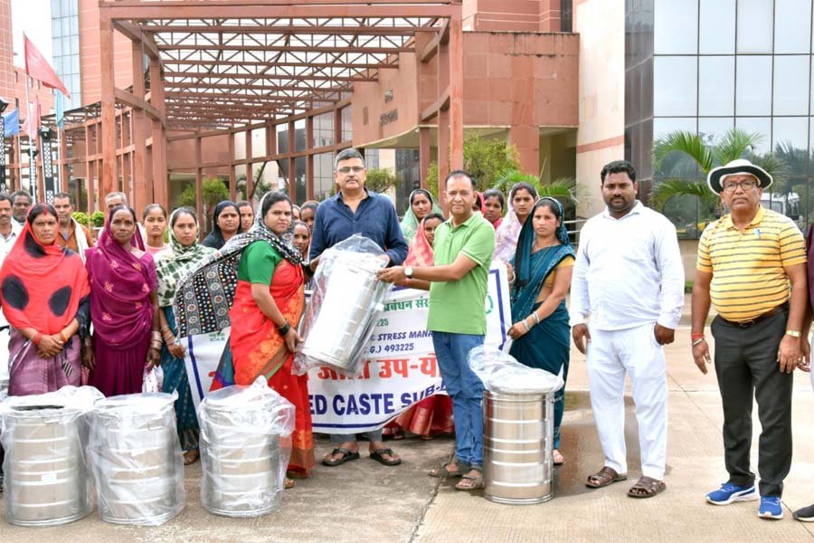 रायपुर : अनुसूचित जाति उपयोजना के तहत किसानों को स्टोरेज बिन वितरित