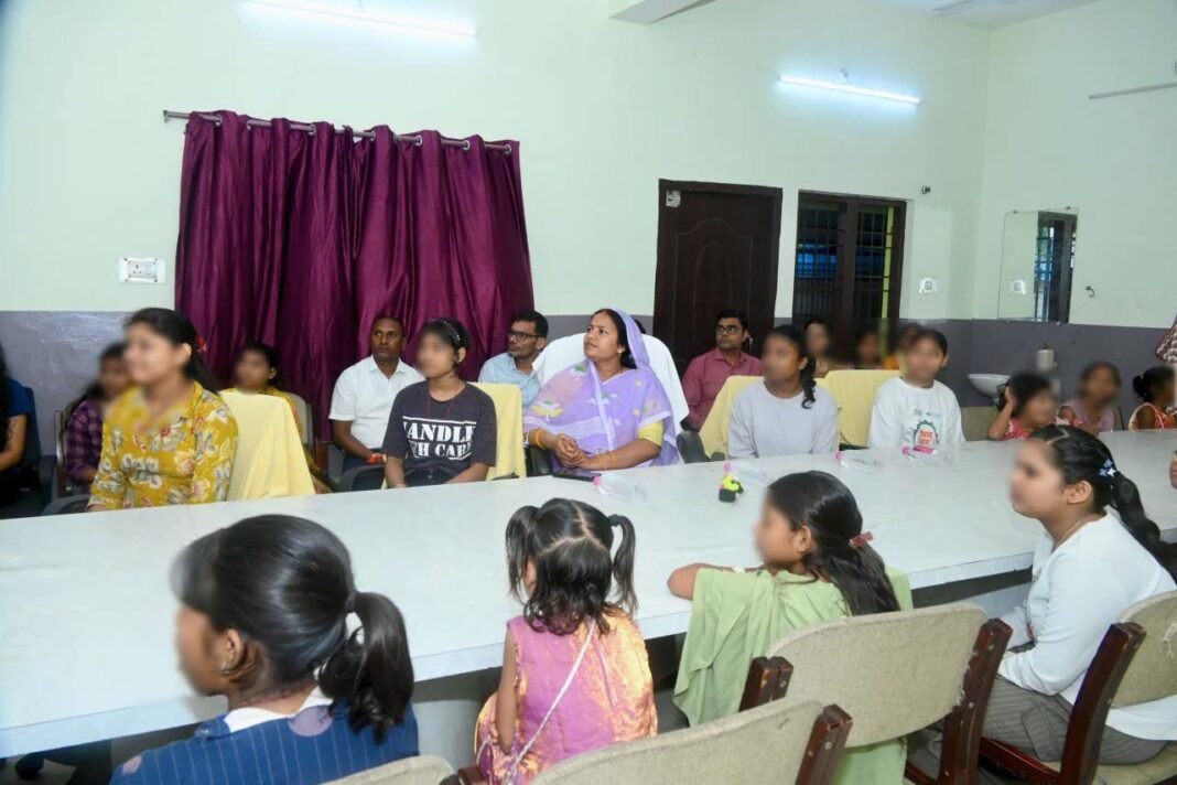 रायपुर : मंत्री लक्ष्मी राजवाड़े ने बालिका गृह की बेटियों के साथ सुनी ‘मन की बात’