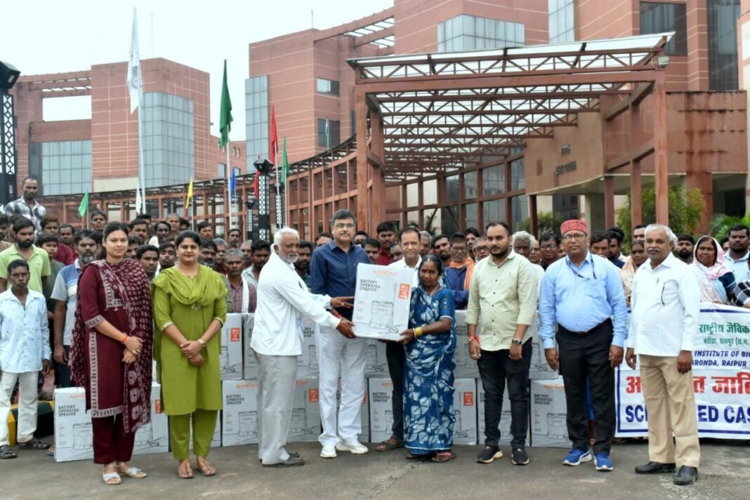 रायपुर : आईसीएआर-एनआईबीएसएम ने एससीएसपी कार्यक्रम के तहत किसानों को वितरित किए पावर स्प्रेयर एवं सोलर पैनल