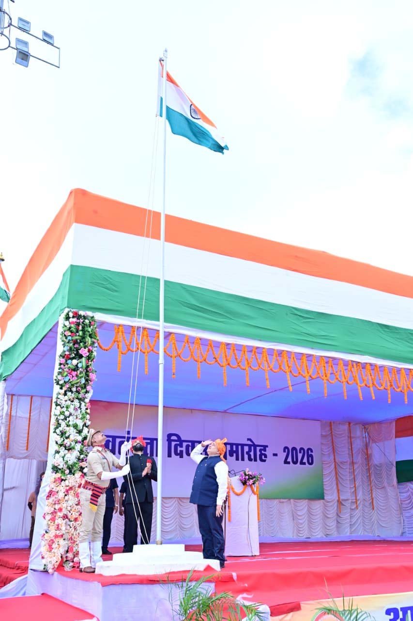 रायपुर : जशपुर में शान से लहराया तिरंगा, देशभक्ति के रंग में रंगा रणजीता स्टेडियम