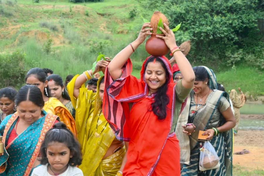 रायपुर : श्रावण मास के प्रथम सोमवार पर मंत्री लक्ष्मी राजवाड़े ने बीरपुर में की कांवड़ यात्रा और जलाभिषेक