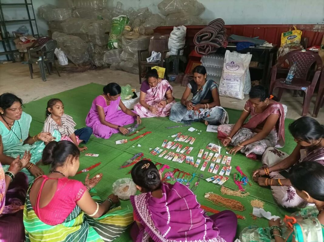 रायपुर : रक्षाबंधन पर बिहान की दीदियों ने थामा स्वावलंबन का धागा