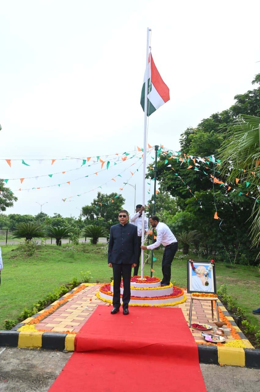 रायपुर : राज्य सूचना आयोग में मुख्य सूचना आयुक्त जैन ने किया ध्वजारोहण
