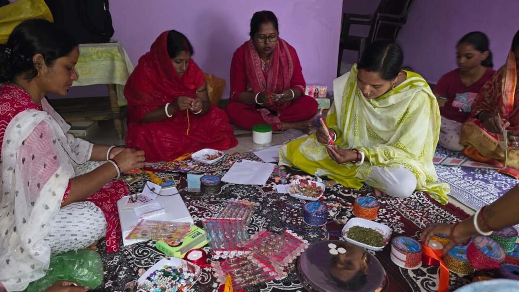 रायपुर : बिहान से कम लागत में राखी निर्माण को मिला नया आयाम, आत्मनिर्भर बन रहीं ग्रामीण महिलाएं