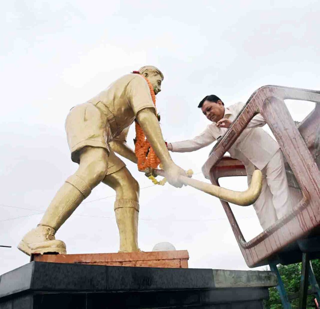 KORBA : राष्ट्रीय खेल दिवस : मेजर ध्यानचंद की प्रतिमा पर माल्यार्पण किया उद्योग मंत्री, महापौर, सभापति ने