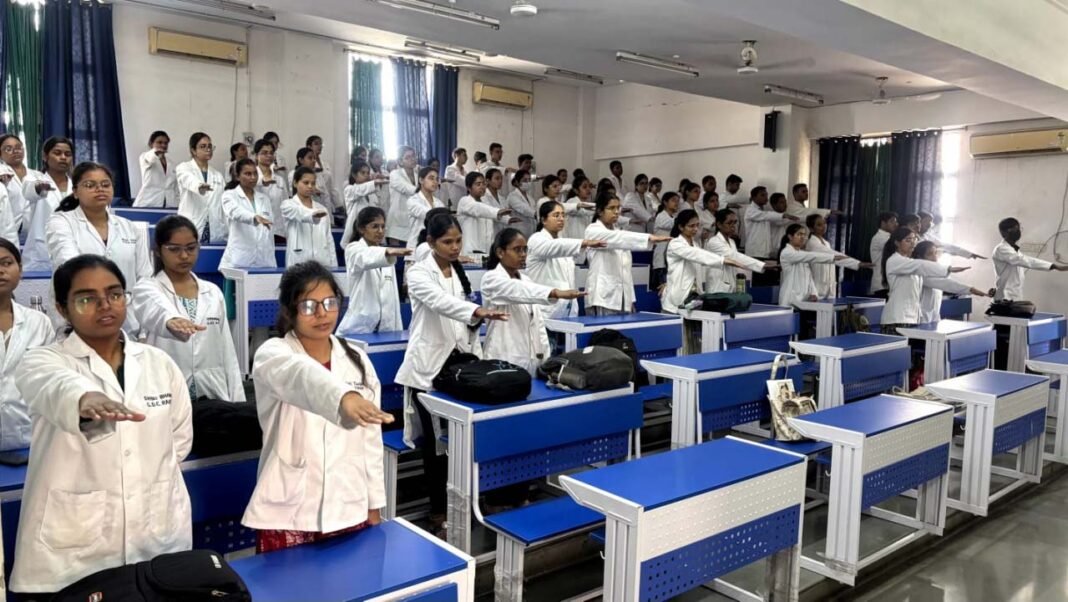 रायपुर : शासकीय दंत चिकित्सा महाविद्यालय, रायपुर में ‘नशा मुक्त भारत अभियान’ के तहत शपथ ग्रहण कार्यक्रम आयोजित