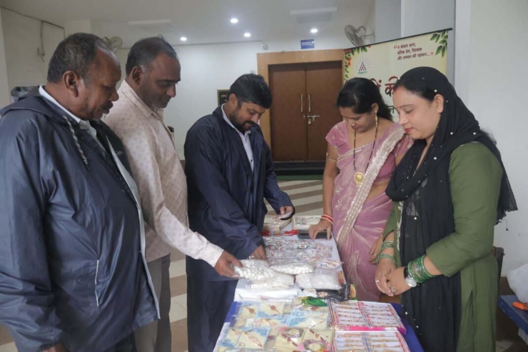 रायपुर : धान-चावल से सजी राखियां बनीं आकर्षण का केंद्र, प्रसन्न समूह की दीदियों ने हुनर से रची आत्मनिर्भरता की नई कहानी