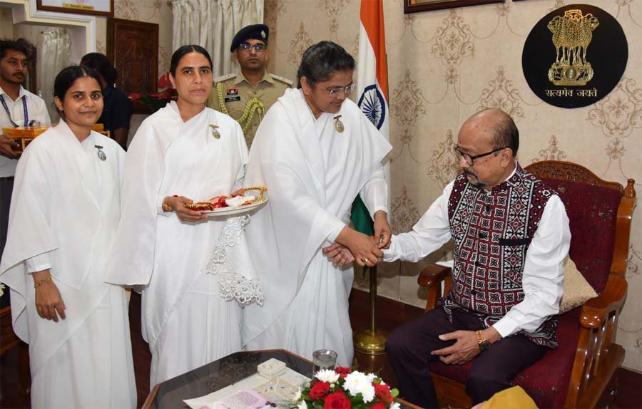 रायपुर : राज्यपाल रमेन डेका को रक्षाबंधन के अवसर पर ब्रह्मकुमारी बहनों, एसओएस चिल्ड्रेन्स विलेजेस इंडिया, स्काउट एवं गाइड से जुड़े विद्यार्थियों ने बांधी राखी