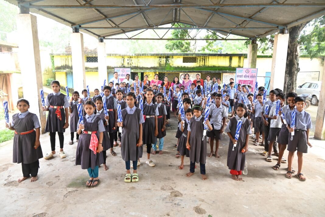 बिलासपुर : एनटीपीसी सीपत संगवारी महिला समिति ने शासकीय प्राथमिक विद्यालयों के विद्यार्थियों को वितरित किए छाते