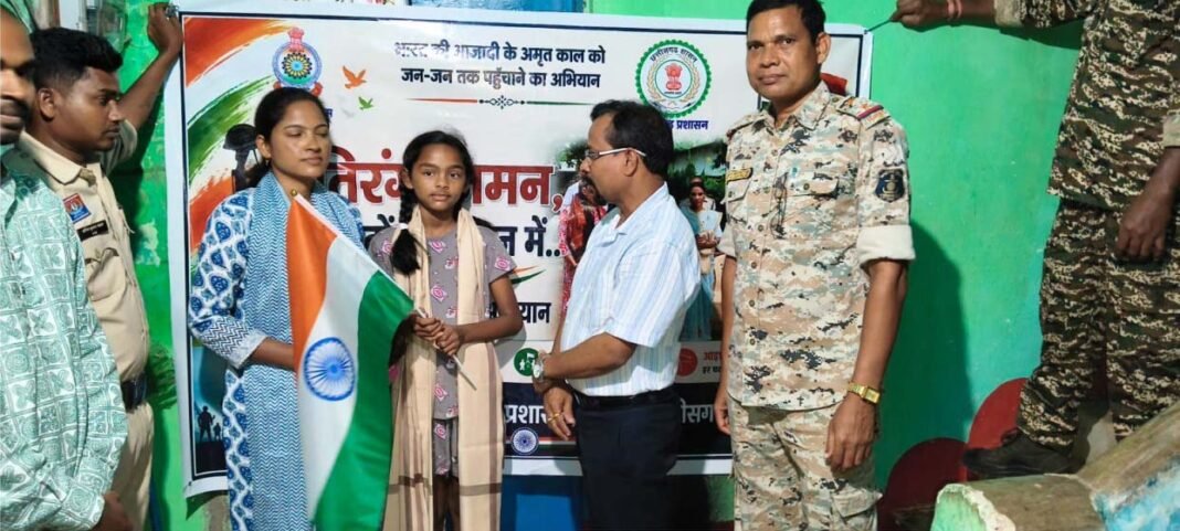 रायपुर : शहीद के घर पहुंचा तिरंगा, एसडीएम ने किया शहादत को नमन