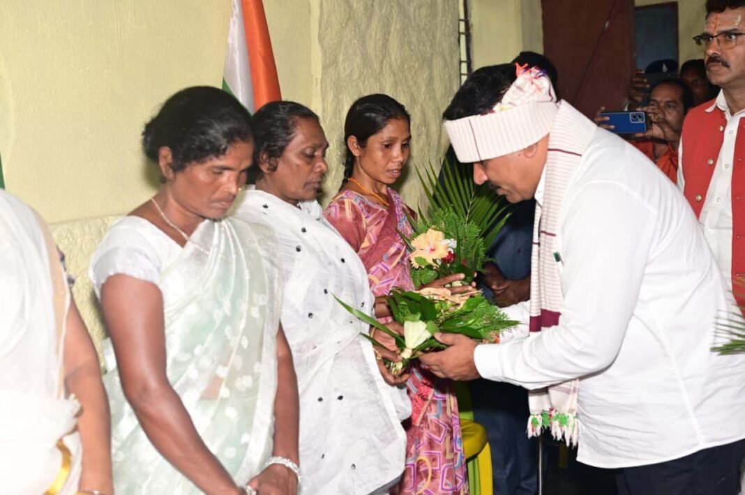 रायपुर : झीरम पहुंच उप मुख्यमंत्री विजय शर्मा ने शहीदों को दी श्रद्धांजलि