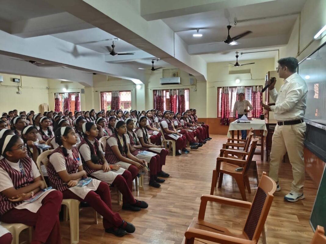 रायपुर : राष्ट्रीय एचपीवी टीकाकरण अभियान के तहत छात्राओं को किया गया जागरूक