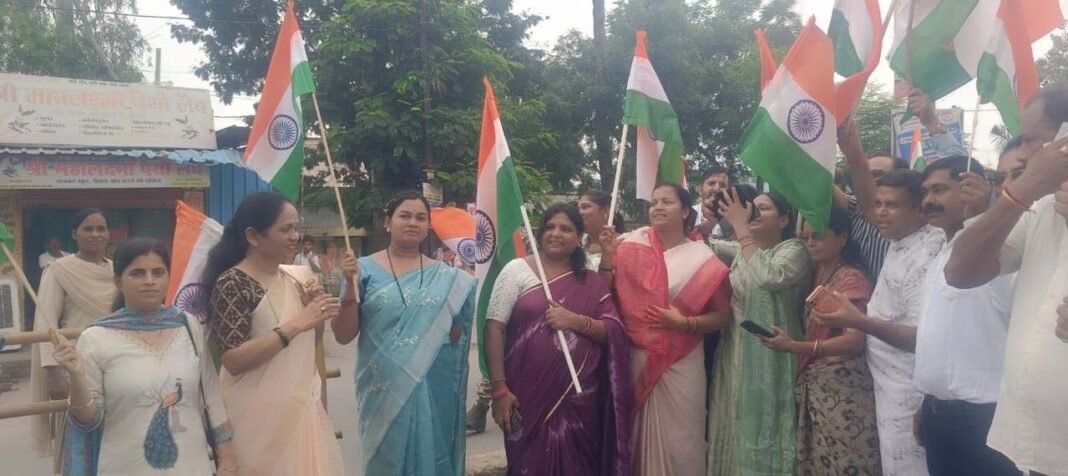 रायपुर : भारी बारिश के बीच 500 मीटर लंबे तिरंगे के साथ निकली भव्य तिरंगा यात्रा, मंत्री लक्ष्मी राजवाड़े हुईं शामिल