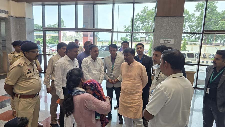 रायपुर : घायल जवानों से मिले वन मंत्री केदार कश्यप, बेहतर उपचार के दिए निर्देश