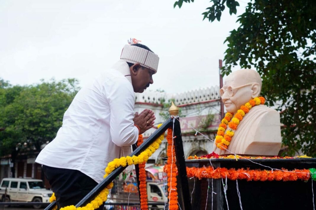 रायपुर : शहीद स्मारक में उप मुख्यमंत्री विजय शर्मा ने दी श्रद्धांजलि