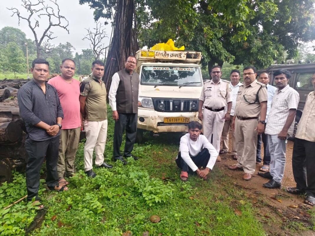 रायपुर : रात्रि गश्ती में अवैध सागौन से लदा पिकअप वाहन जब्त