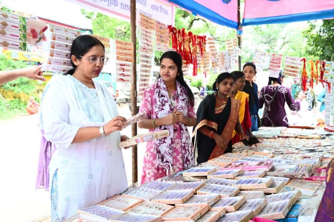 रायपुर : स्थानीय राखियों की खरीद से महिला उद्यमिता को मिला संबल