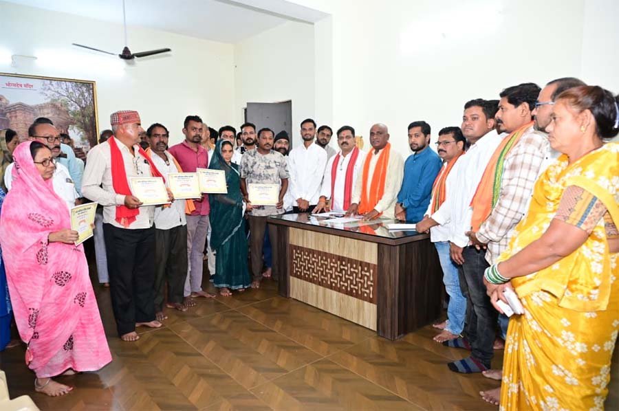 रायपुर : उप मुख्यमंत्री विजय शर्मा ने कवर्धा के हितग्राहियों को सौंपे पीएम आवास योजना शहरी 2.0 के स्वीकृति पत्र