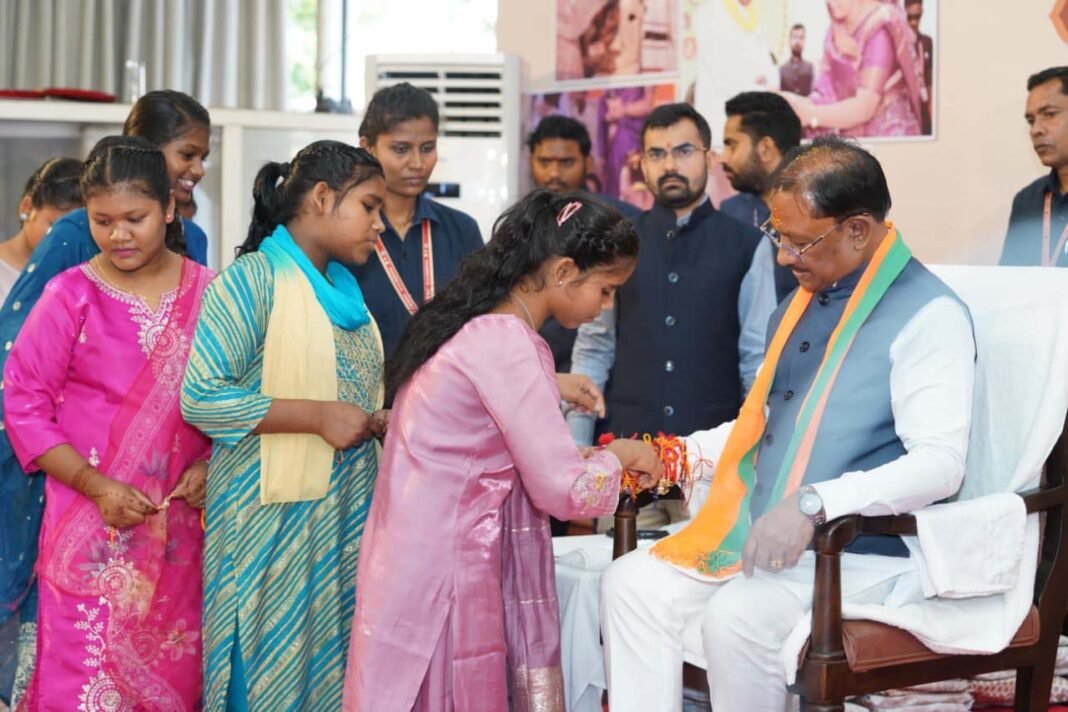 रायपुर : महतारी के आशीष से, राखी के विश्वास से मुख्यमंत्री विष्णु देव साय के नेतृत्व में महिलाओं के सम्मान, स्वावलंबन और आर्थिक सशक्तिकरण की दिशा में निरंतर पहल