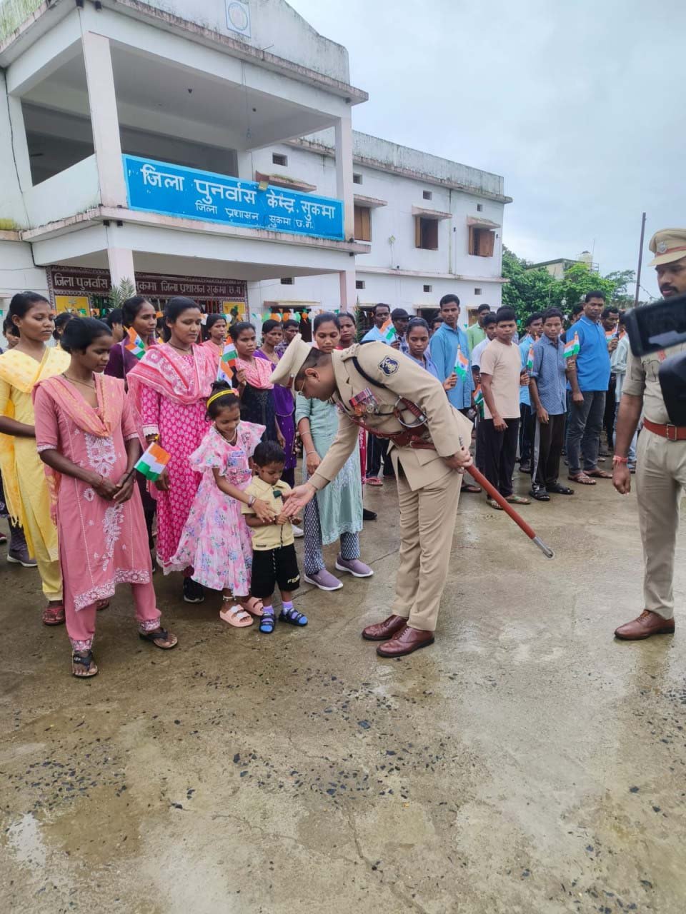 रायपुर : कभी हाथों में थी बंदूक, अब शान से लहराया तिरंगा