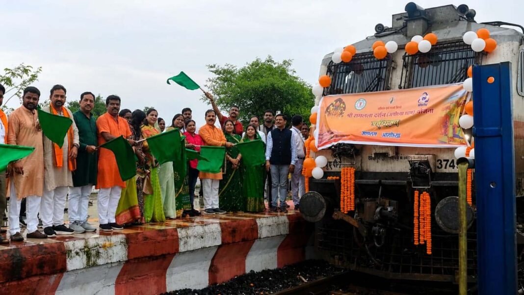रायपुर : पर्यटन एवं संस्कृति मंत्री राजेश अग्रवाल की पहल से सरगुजा संभाग के 850 श्रद्धालु भारत गौरव ट्रेन से रामलला एवं बाबा विश्वनाथ के दर्शन के लिए रवाना