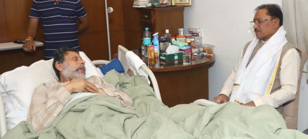 रायपुर : स्वास्थ्य लाभ ले रहे जगदलपुर विधायक किरण सिंह देव से मिले मुख्यमंत्री विष्णुदेव साय