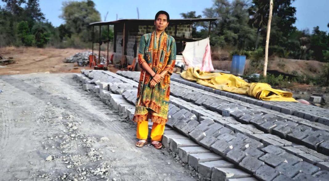रायपुर : पूर्व में नक्सल प्रभावित गांव से आत्मनिर्भरता की उड़ान- सीमेंट ईंट व्यवसाय से बदली सोयम समसाद की जिंदगी