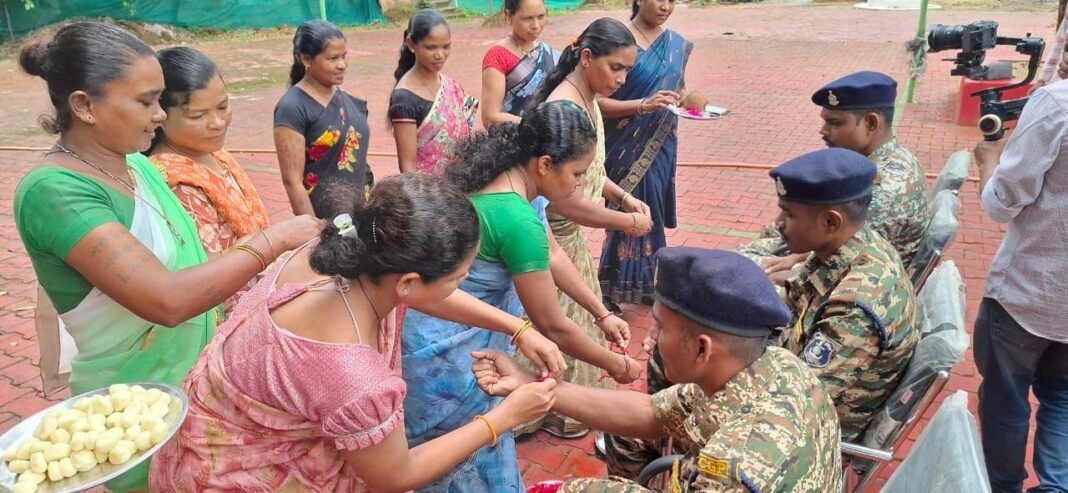 रायपुर : जहां कभी बंदूक थी, वहां बंधा रिश्तों का धागा…