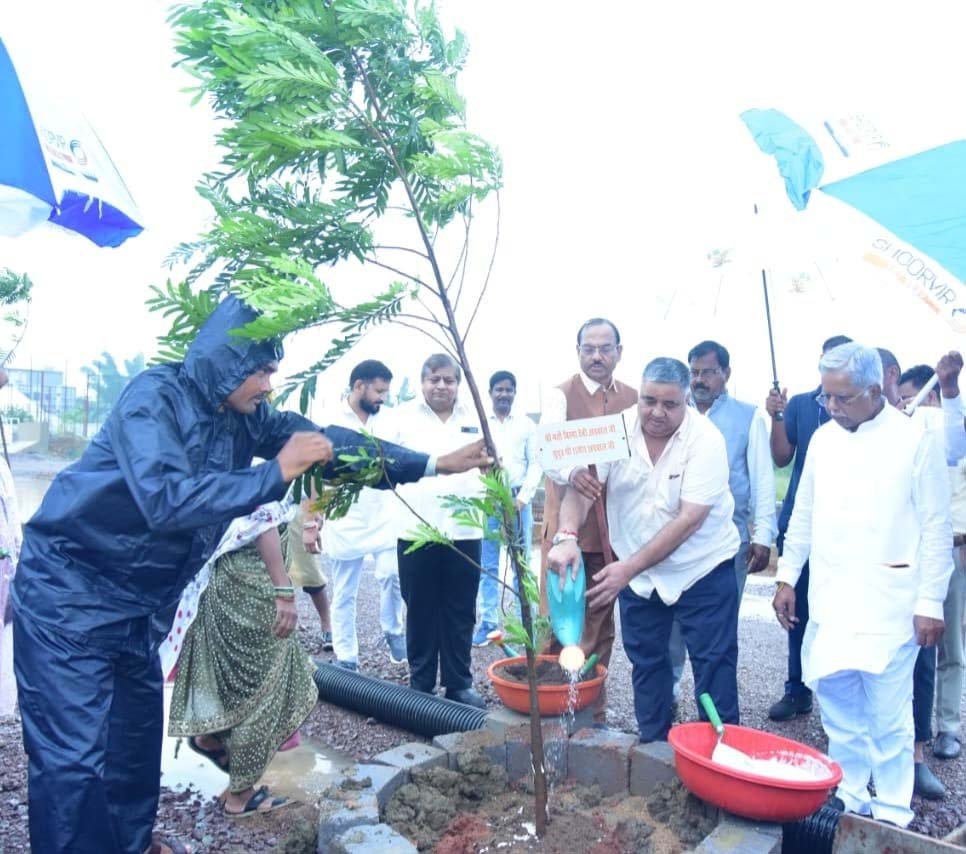 रायपुर : ‘एक पेड़ माँ के नाम’ अभियान से पर्यावरण संरक्षण का संदेश, मंत्री राजेश अग्रवाल ने किया वृक्षारोपण