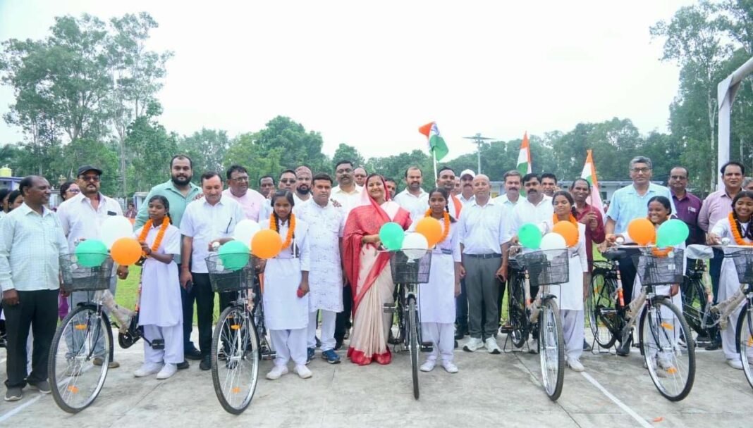 रायपुर : मंत्री लक्ष्मी राजवाड़े ने सरस्वती साइकिल योजना के तहत छात्राओं को बांटी साइकिलें
