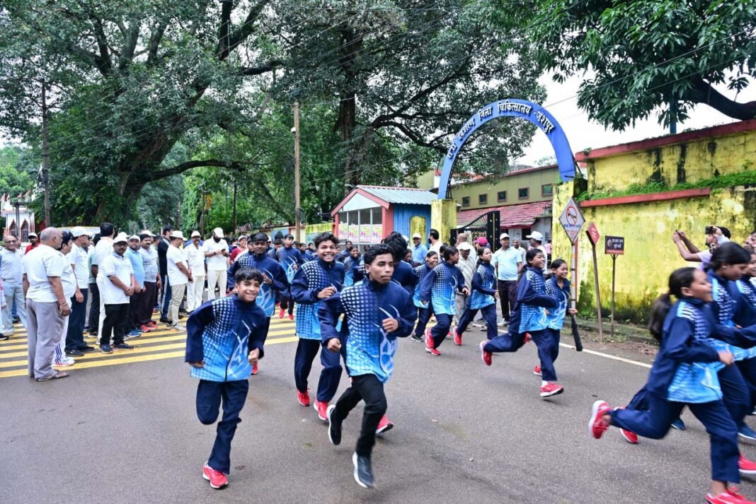 रायपुर : वंदे मातरम् के जयघोष से गूंजा जशपुर, स्वतंत्रता दौड़ में उमड़ा जनसैलाब