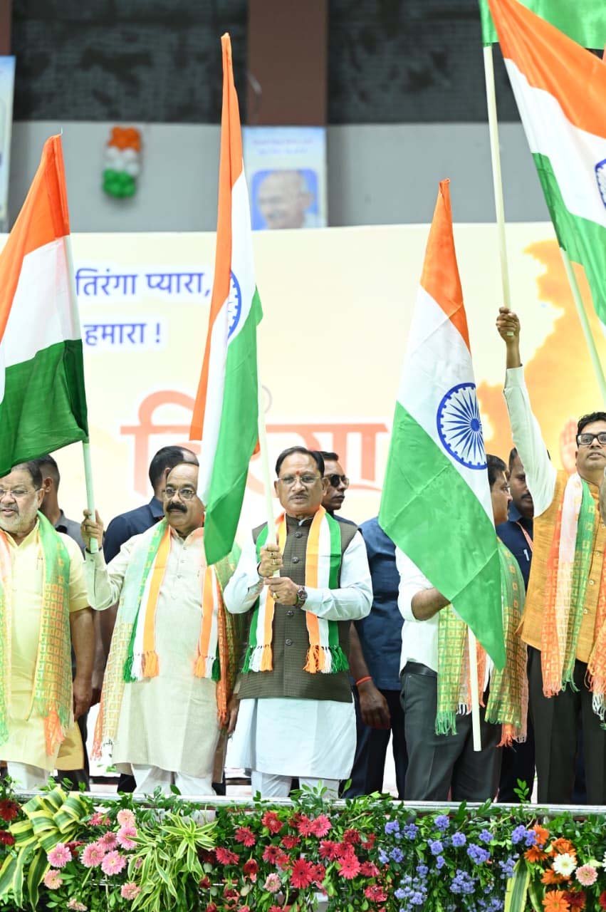 रायपुर : मुख्यमंत्री विष्णु देव साय ने हाथ में तिरंगा थामकर किया भव्य तिरंगा यात्रा का नेतृत्व