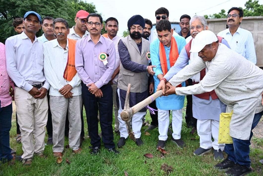 रायपुर : भौतिक प्रगति के साथ अपनी समृद्ध परंपरा और मानवीय मूल्यों को सहेजकर रखना ही सच्चा विकास – मंत्री टंक राम वर्मा