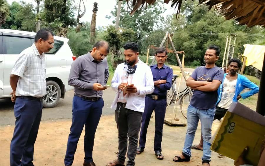 रायपुर : कलेक्टर ने परखी डिजिटल गिरदावरी और आयुष्मान शिविरों की जमीनी हकीकत