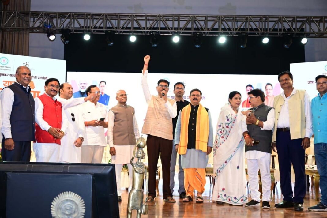 रायपुर : राष्ट्रीय हथकरघा दिवस पर प्रदेश स्तरीय बुनकर सम्मेलन एवं स्वदेशी प्रदर्शनी में शामिल हुए वित्त मंत्री ओपी चौधरी