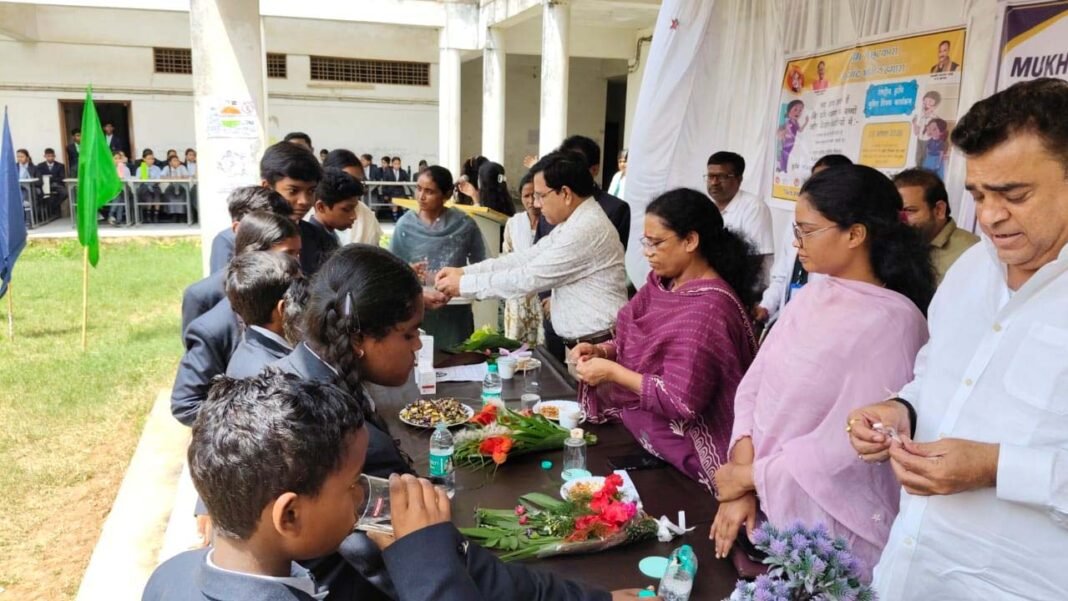 रायपुर : विधायक सुश्री उसेंडी ने बच्चों को एल्बेंडाजोल की गोली खिलाकर किया राष्ट्रीय कृमि मुक्ति दिवस का शुभारंभ