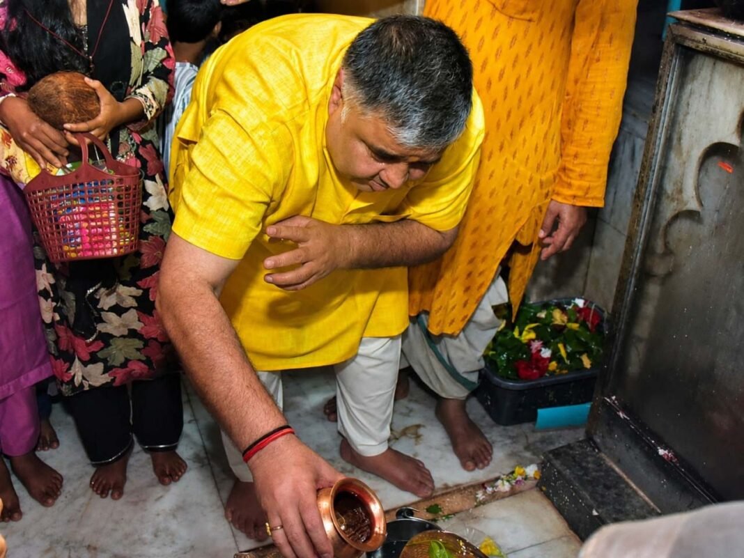 रायपुर : श्रावण के प्रथम सोमवार पर कैबिनेट मंत्री राजेश अग्रवाल ने लखनपुर शिव मंदिर में विधि-विधान से किया जलाभिषेक, प्रदेशवासियों के सुख, शांति, समृद्धि और खुशहाली की कामना