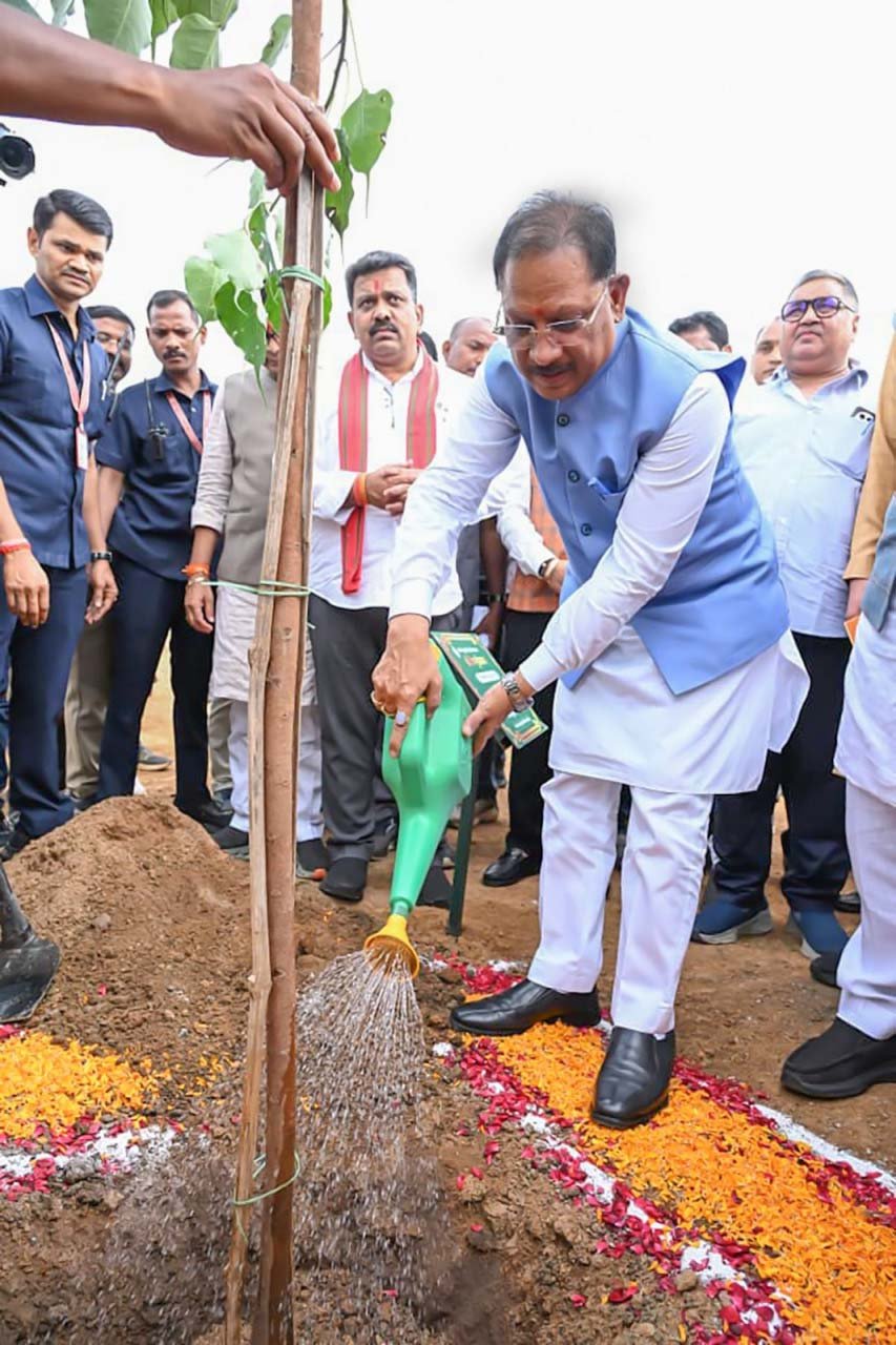 रायपुर : मुख्यमंत्री विष्णुदेव साय ने अपनी माँ के नाम पर लगाया पीपल का पौधा, वन महोत्सव-2026 का हुआ शुभारंभ